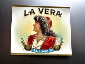 Caja de cigarros La Vera etiqueta exterior en relieve década de 1900 década de 1920 mujer real vestida de rojo. - Imagen 1 de 2