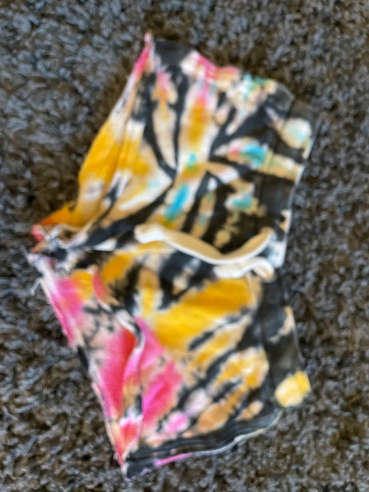 talla 14, corre pequeño, pantalones cortos niña. Pantalones cortos enrollados vintage Havana, tie dye. Foto 1 de 3