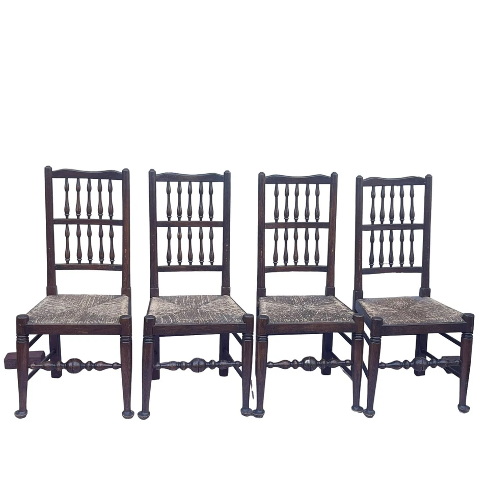 Antiguo juego de 4 sillas de comedor de cocina de granja con respaldo de husillo Lancashire. Foto 1 de 4