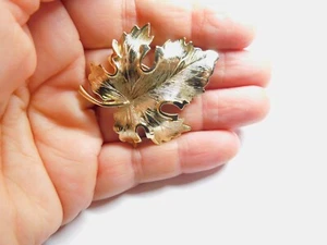 Strukturierte Brosche goldfarben Metall Ahornblatt Vintage - Bild 1 von 4