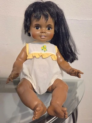 Muñeca de pelo crujiente vintage ideal 1972 bebé 24" mameluco original afroamericano  Foto 1 de 4