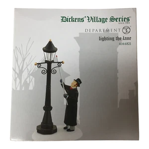 Dept 56 Lighting The Lane Dickens Village 4044821 2015 2,25 x 1,75 x 4,5" - Bild 1 von 7