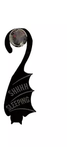Schlafende schwarze Fledermaus Tür Hängewang Schild Gothic Stil - Neu - Bild 1 von 1