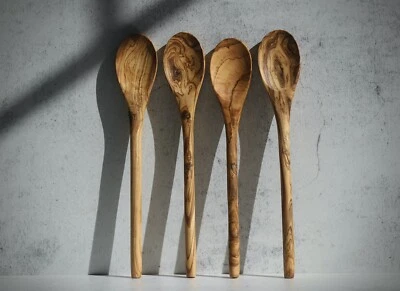 Una cuchara para salsa de cocina de madera de olivo hecha a mano Foto 1 de 4