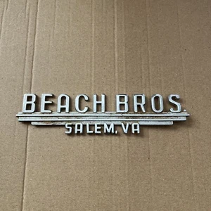 Antiguo emblema de metal vintage BEACH BROS SALEM VIRGINIA concesionario concesionario - Imagen 1 de 2