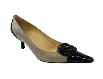 Zapatos de salón Chanel de cuero gris negro flor de camelia clásicos punta puntiaguda 40 EE. UU. 9 Foto 1 de 4