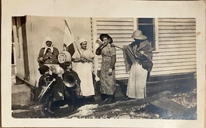 RPPC Personas en Disfraz Patio Chatarra Banda Extraña Antigua Foto Real Postal c1910 - Imagen 1 de 12
