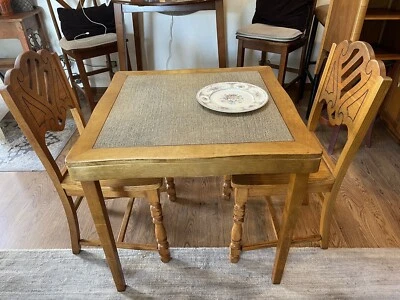 Bonita mesa plegable de trabajo de cocina de madera maciza MCM vintage con 2 sillas de madera Foto 1 de 4