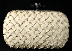 Bolso sin asas BOTTEGA VENETA beige deshilachado cuero tejido piel de serpiente con nudo - Imagen 1 de 10