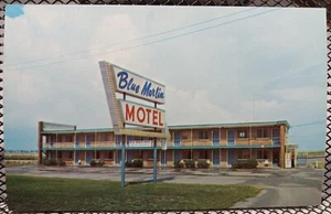 Atlantic Beach NC Blue Marlin Motel Appartamento Motore Cartolina d'epoca Cromata - Foto 1 di 2