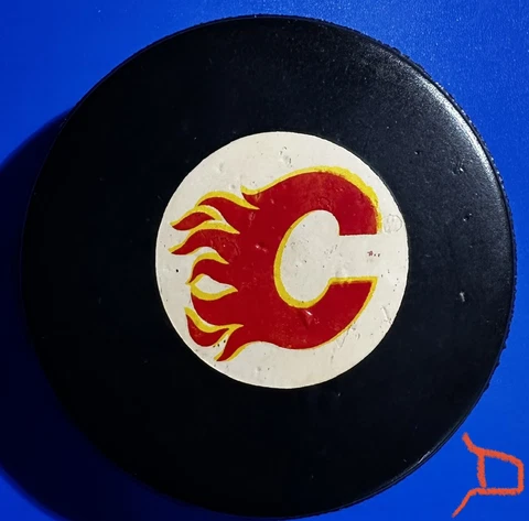 Vintage 1982-1983 Calgary Flames Official Game Puck (No cracks in rubber logos) Cover