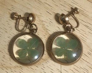 Trébol de cuatro hojas vintage de los años 50 con aretes traseros atornillados en tono dorado - Imagen 1 de 4
