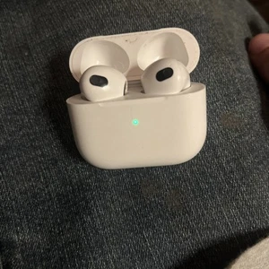 Airpods 3rd Generation - Photo 1 sur 3