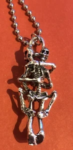 Coppia Punk Scheletro Collana Ciondolo Teschio Abbraccio Con Catena Colore Argento - Foto 1 di 3