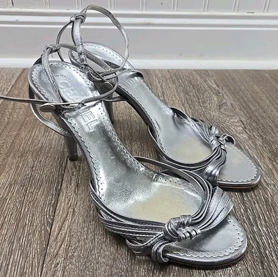 Sandália CHANEL salto com tiras prata metálica tamanho 37,5 EUA 7,5 fabricada na Itália - Imagem 1 de 4