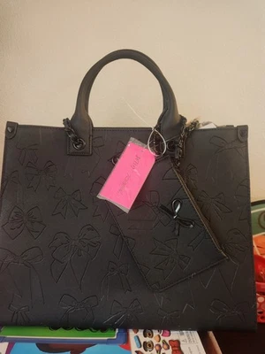 Bolso de Mano Grande Betsey Johnson XOKIARA2 Negro Arcos con Muñequera Nuevo con Etiquetas Foto 1 de 2