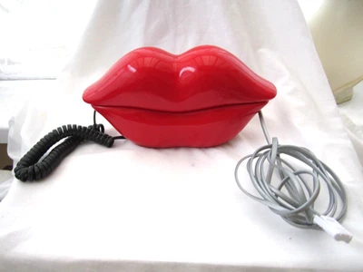 1990s RETRO RED HOT LIPS CORDED TELEPHONE MODEL 109 IN SUPERB CONDITION. - Image 1 of 4