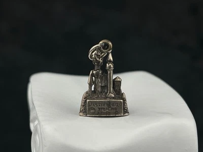 Dije colgante de viaje vintage de plata esterlina del castillo de Disneyland de Walt Disney Foto 1 de 4