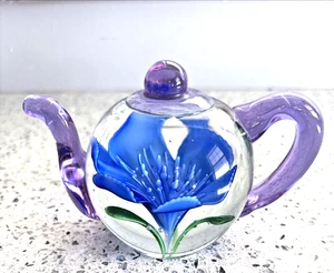 Dynasty Gallery mundgeblasene Glas Teekanne Briefbeschwerer blaue Blume Kunstglas Sammlerstück - Bild 1 von 5