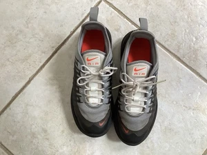 Jungen Nike Air Max Axis Schwarz Grau Orange Sportschuhe Schuhe. 4,5 Jahre Low Top. - Bild 1 von 7