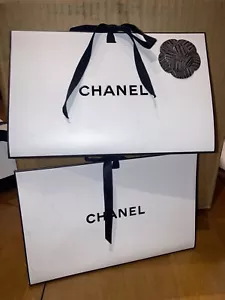 Set 2 Chanel Dreieck Geschenkbox Tasche Kamelie Blume Make-up Parfüm - Bild 1 von 4