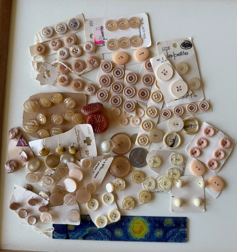 OFF WHITE Bottoni vintage assortiti beige avorio bianco sporco marrone chiaro circa 100 pezzi.