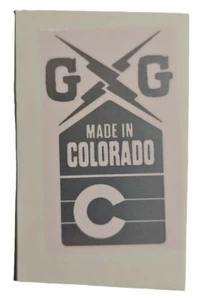 Calcomanía de marco Guerrilla Gravity OEM "GG Made In Colorado" 1,25" X 2,25" mate plateada - Imagen 1 de 4