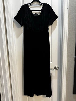 Vestido Largo de Terciopelo Noche Negro Papell Boutique Talla 14W Cuello Redondo Manga Corta Foto 1 de 4