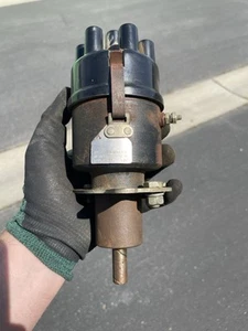 VINTAGE PRESTOLITE 6 CYLINDER DISTRIBUTOR IAP-4016 12U ELECTRIC AUTOLITE COMPANY - Picture 1 of 10