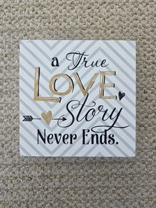 A True Love Story Never Ends 6" x 6" Weißgold Herz Pfeil BeSelfstanding Schild - Bild 1 von 4