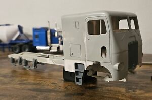 1/25 Scale White Freightliner Steps