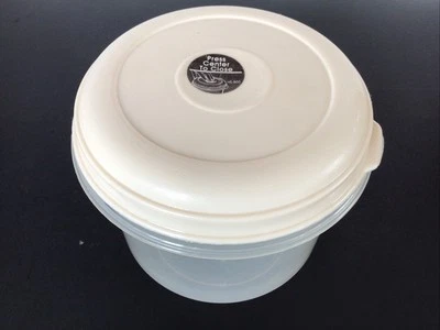 Винтажный круглый контейнер для хранения сервинов Rubbermaid на 6 чашек с крышкой кремового цвета - Изображение 1 из 3