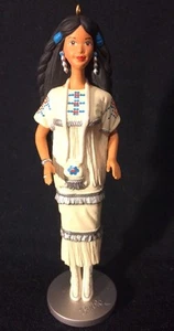 Adorno de recuerdo Hallmark Barbie nativa americana en caja original - Imagen 1 de 9