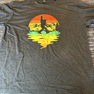 T Shirt Bigfoot Womens 2XL Sasquatch Rock On Funny Gray Graphic Print Outdoors - Picture 1 of 9