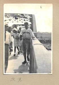 Original WW2 Japan Foto Familie Brücke Sportbekleidung Japanische Armee WWII Krieg - Bild 1 von 1