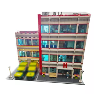 MOC: Modular GENERAL HOSPITAL with Detailed Interior 6030 Pieces Good Quality - Picture 1 of 2