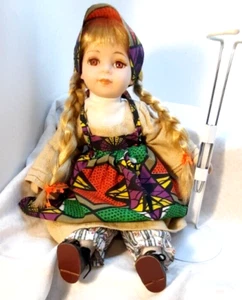 Muñeca Village Porcelana Vintage - Vestido Étnico - Bufanda con Soporte 16" Estampado Brillante - Imagen 1 de 7