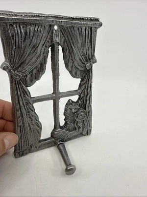 Винтажный оловянный настенный крючок вешалка 1993 Carson большое окно пушистый котенок цветок - Изображение 1 из 4