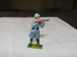 FIGURINE PLOMB MILITAIRE FRANCAIS POILU BLEU HORIZON TIRE FUSIL EPAULE (CASSE) - Picture 1 of 2