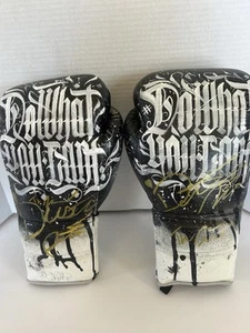 Dustin Poirier signierte Handschuhe bemalt von Tubs Zilla "Do What You Can't" KEIN COA - Bild 1 von 13