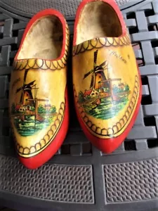 Par de zapatos de madera decorados vintage holandeses hechos a mano y pintados a mano de 10" de largo - Imagen 1 de 7