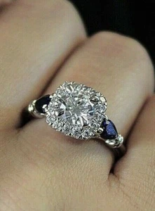 Alianza de compromiso de moissanita con halo de corte redondo de 3,00 quilates enchapada en oro blanco de 14 k - Imagen 1 de 2