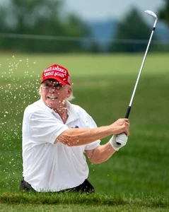 President Trump Golfing 8x10 glänzend bedrucktes Foto - Bild 1 von 1