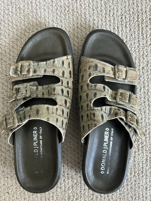 Sandalias Donald Pliner 3 correas sin cordones 8 cuero verde con patrón de cocodrilo Foto 1 de 4