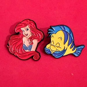 2 x Pin Badge Anstecker, Disney, Arielle die Meerjungfrau & Fabius - Bild 1 von 3