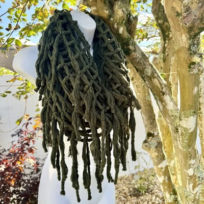 Bufanda Altar’d State para mujer gruesa tejida borla verde oliva estilo boho Foto 1 de 4