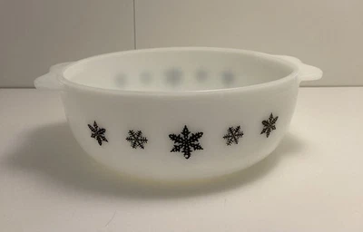 Pyrex Vintage Snowflake Gaiety Casserole Dish Bowl 7” 60s/70s Kitchen - Image 1 of 4