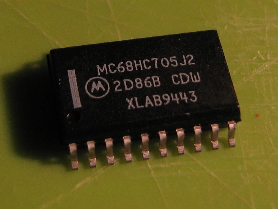 3qty MC68HC705J2 Motorola Microcontroller 2K EPROM 112K RAM 8BIT NOS - Photo 1/1