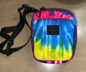 Nuova HERSCHEL SUPPLY Classic Crossbody 2L Rainbow Tie-Dye - Foto 1 di 5