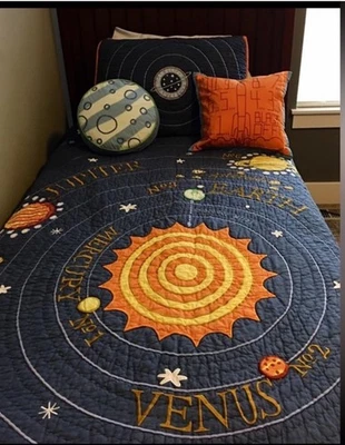 The Land of Nod 太阳系被子被子被子双 90 英寸 x 64 英寸行星海军蓝棉 — 第 1/4 张图片